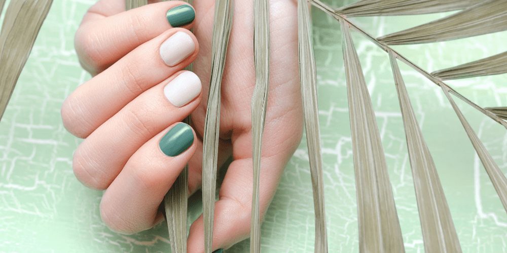 tendencias-en-colores-de-uñas-para-otoño-2022-uñas-color-verde-migrandoaeuropa.com