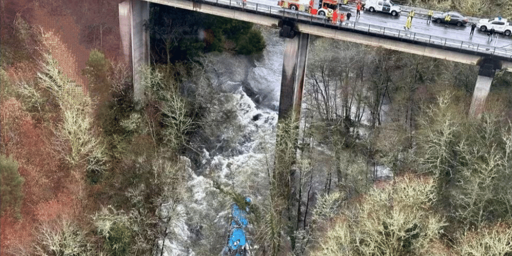 Autobús cayó desde un puente a un río en España y dejo 7 muertos