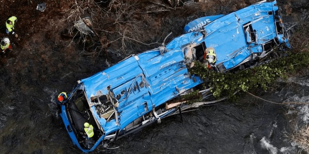 autobus-cayo-desde-puente-rio-espana-7-muertos-migrandoaeuropa.com