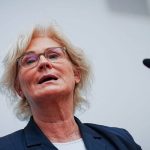 Ministra de Defensa de Alemania dimite de su cargo tras polémica felicitación de Nochevieja