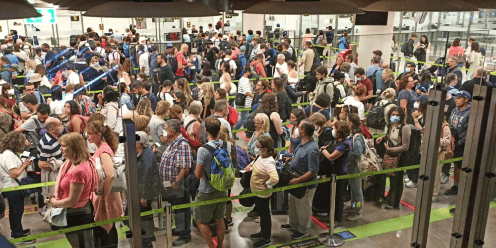 Las aerolíneas califican absolutamente inaceptables las colas en los controles de pasaportes y solicitan refuerzos