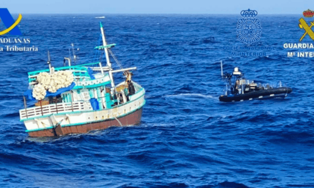 Detenidos 6 tripulantes de un barco pesquero que transportaba más de 1.500 kilos de cocaína cerca de Canarias