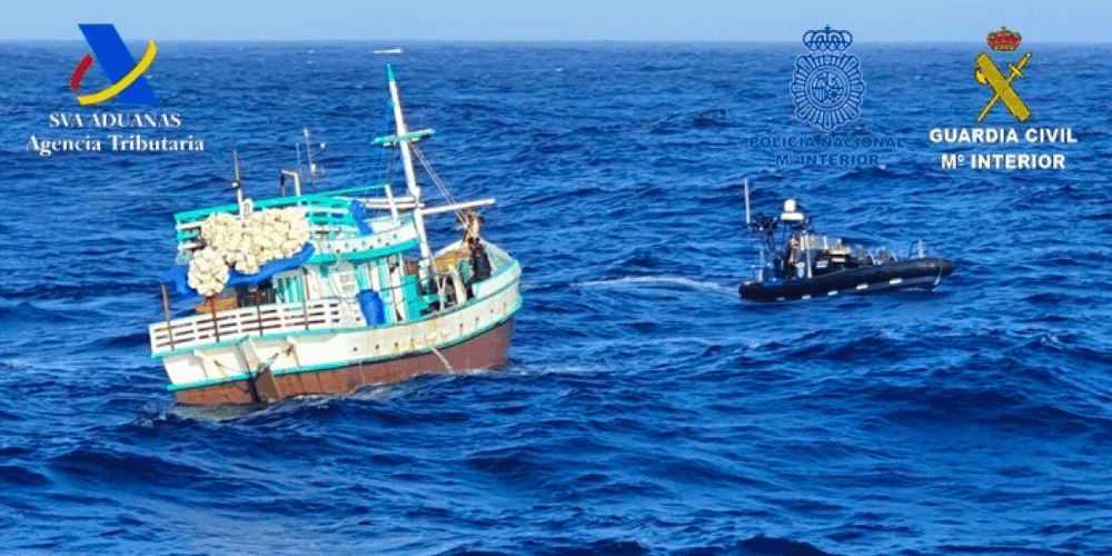 Detenidos 6 tripulantes de un barco pesquero que transportaba más de 1.500 kilos de cocaína cerca de Canarias