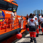 Rescatados 14 migrantes flotando en alta mar después de varias horas a 40 millas de Torrevieja