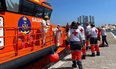 Rescatados 14 migrantes flotando en alta mar después de varias horas a 40 millas de Torrevieja