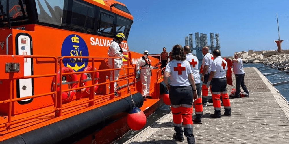 Rescatados 14 migrantes flotando en alta mar después de varias horas a 40 millas de Torrevieja