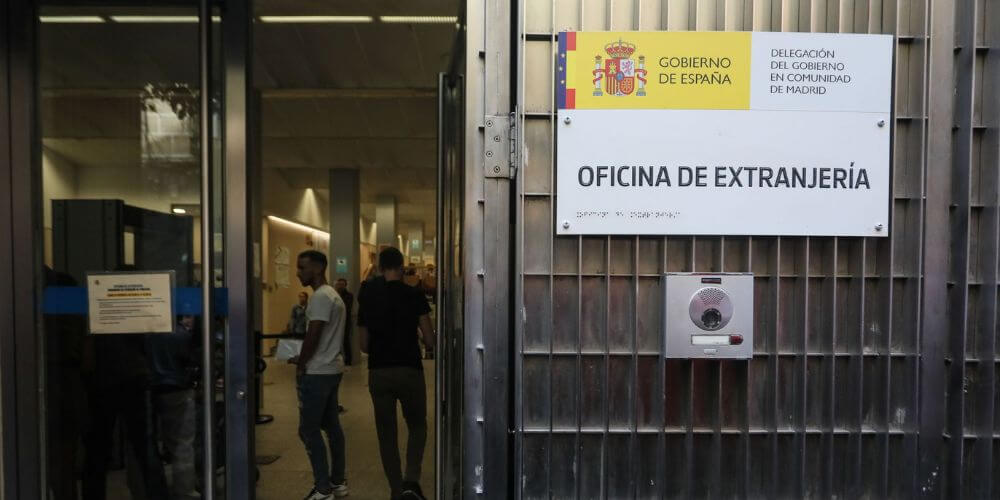 como-solicitar-una-Residencia-de-Larga-Duracion-en-España-extranjeria-migrandoaeuropa.com