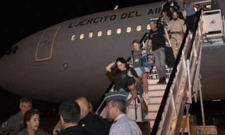 Madrid: Llega el primer avión con 200 repatriados de Israel y el segundo vuelo parte a Tel Aviv