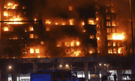 Un total de 4 muertos y 19 desaparecidos dejó incendio de un edificio en Valencia