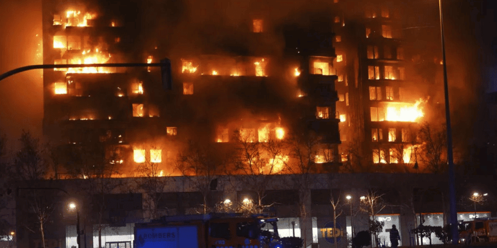 Un total de 4 muertos y 19 desaparecidos dejó incendio de un edificio en Valencia