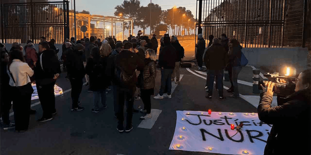 funcionarios-centros-penitenciarios-bloquean-accesos-prisiones-catalanas-protesta-asesinato-cocinera-migrandoaeuropa.com