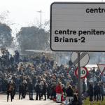 Funcionarios de centros penitenciarios bloquean los accesos a las prisiones catalanas en protesta por el asesinato de una cocinera