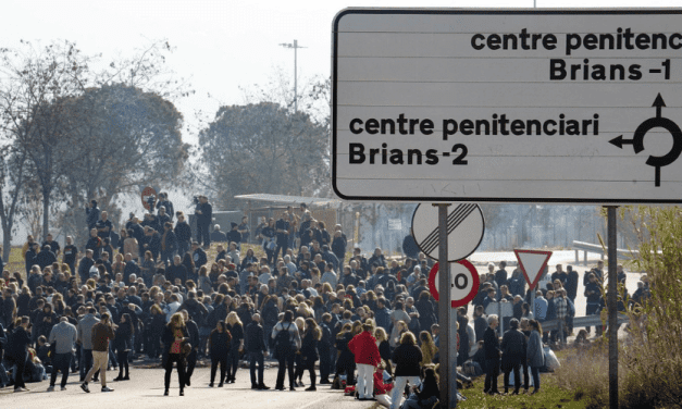 Funcionarios de centros penitenciarios bloquean los accesos a las prisiones catalanas en protesta por el asesinato de una cocinera