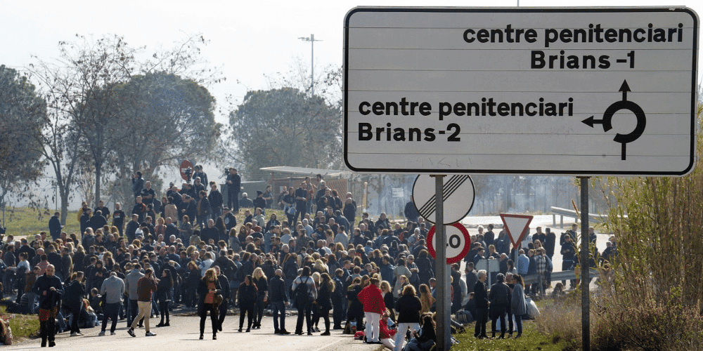 Funcionarios de centros penitenciarios bloquean los accesos a las prisiones catalanas en protesta por el asesinato de una cocinera