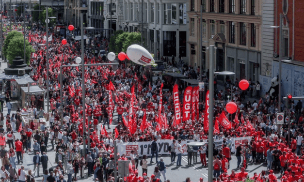 Trabajadores de la Agencia Tributaria protestan en Madrid para exigir mejoras laborales y salariales