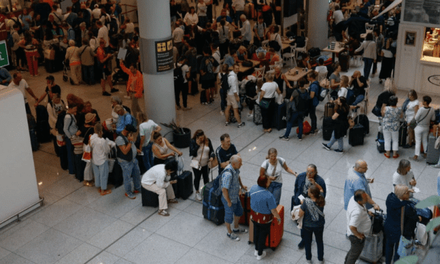 Intensas lluvias e inundaciones obligan a cancelar y retrasar vuelos en el aeropuerto de Palma de Mallorca