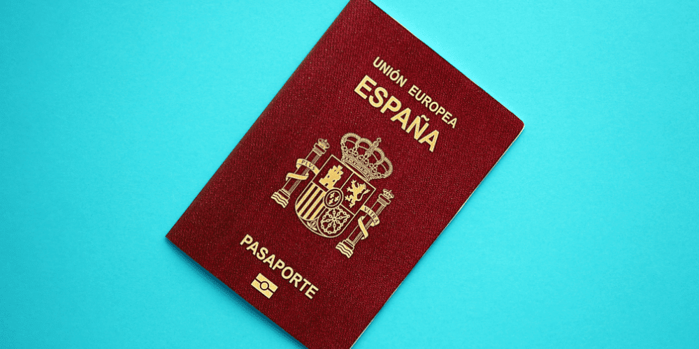 que-es-la-Tarjeta-Roja-de-Asilo-en-España-pasaporte-migrandoaeuropa.com