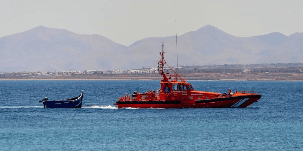 Rescatan a 8 migrantes en aguas de Benidorm y suspenden la búsqueda de otros 3 desaparecidos