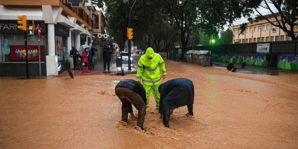 Málaga restaura la normalidad y enfrenta los destrozos de la DANA