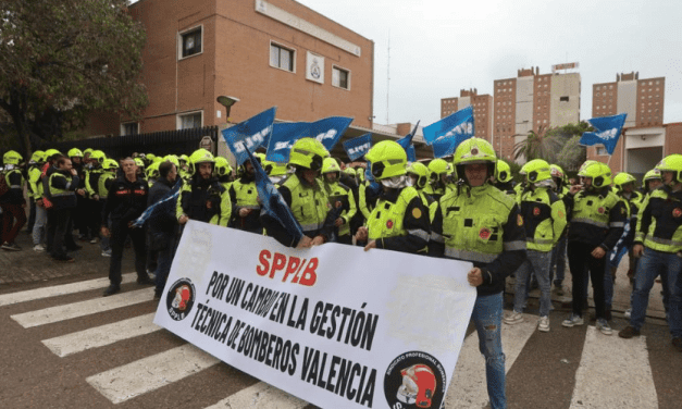 Bomberos de Valencia exigen el cese de sus responsables tras denunciar que a muchos no los llamaron el día de la DANA