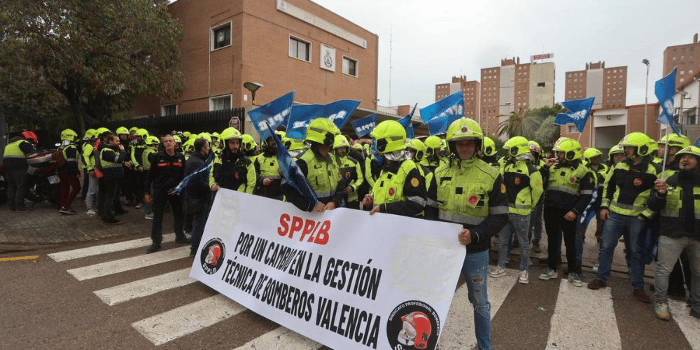 Bomberos de Valencia exigen el cese de sus responsables tras denunciar que a muchos no los llamaron el día de la DANA