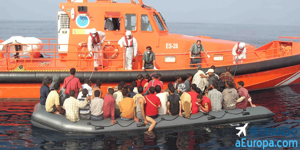Personas migrantes haciendo solicitudes de asilo en España, reflejando las dificultades del sistema de protección internacional