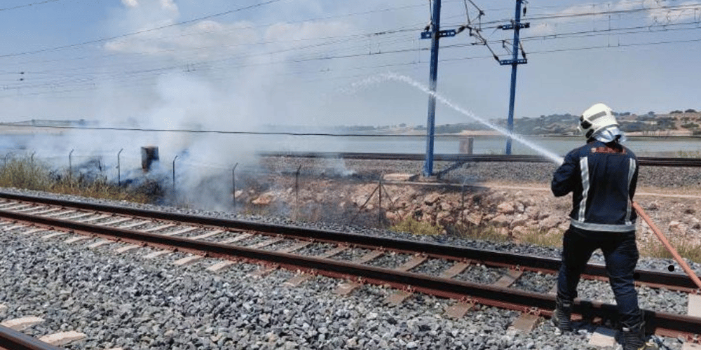 Incendio forestal cerca de las vías del AVE en Ourense interrumpe el tráfico ferroviario