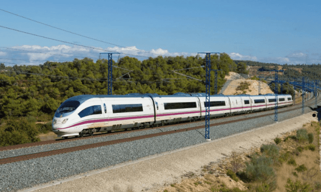 Incendio en Ourense corta el AVE Madrid-Galicia: Trenes desviados y autobuses de sustitución