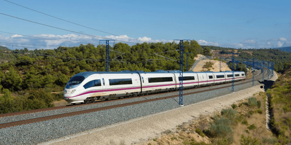 Incendio en Ourense corta el AVE Madrid-Galicia: Trenes desviados y autobuses de sustitución