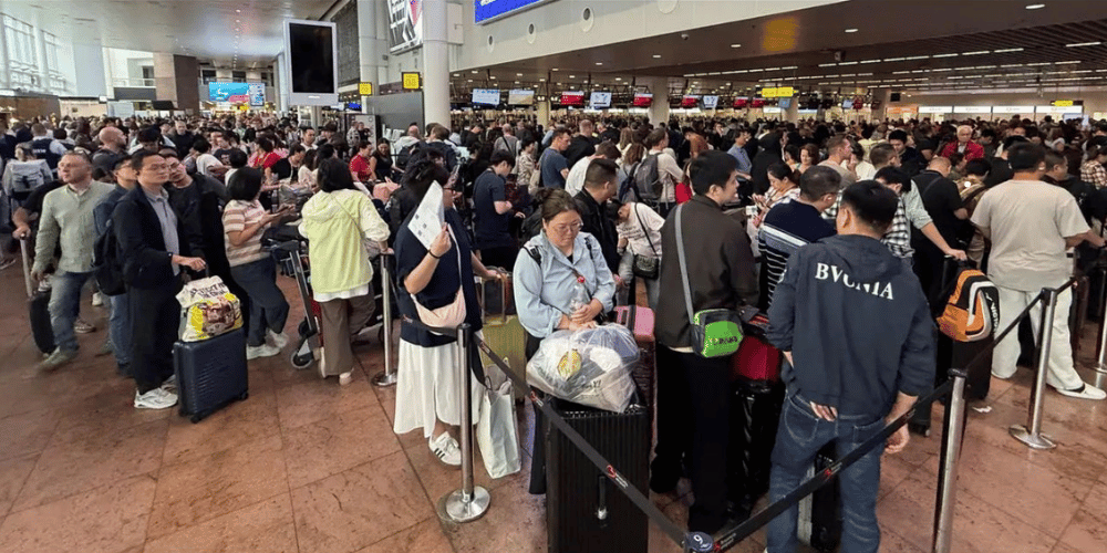 Pasajeros formando largas colas en el mostrador de facturación del aeropuerto de Bruselas debido al ciberataque a sistemas aeroportuarios