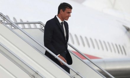 Sánchez regresa a Madrid por un problema técnico en su avión camino a la reunión con Zelenski en París