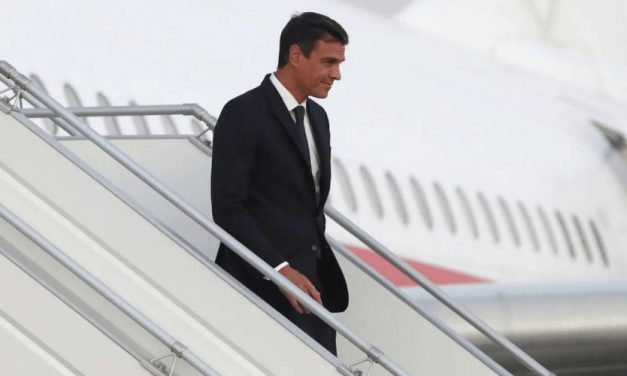 Sánchez regresa a Madrid por un problema técnico en su avión camino a la reunión con Zelenski en París