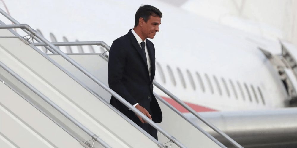 Sánchez regresa a Madrid por un problema técnico en su avión camino a la reunión con Zelenski en París