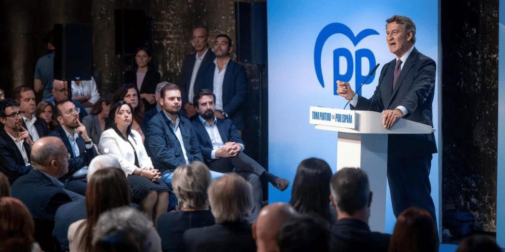 Alberto Núñez Feijóo durante la presentación de su plan migratorio del PP en Barcelona acompañado de dirigentes del partido