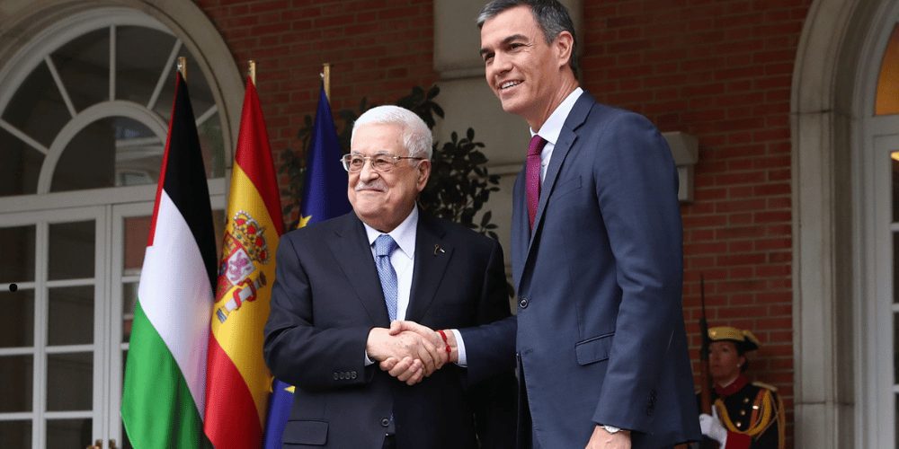 Posición sobre el conflicto en Gaza: El presidente del Gobierno, Pedro Sánchez, abraza al presidente palestino, Mahmud Abas