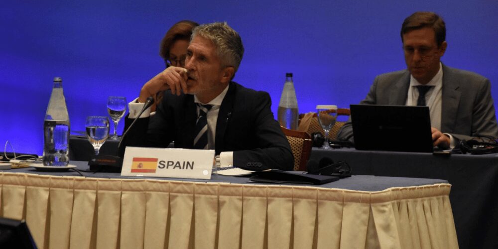 Tercer país seguro: El ministro del Interior, Fernando Grande-Marlaska, hablando en la entrada del Consejo de Ministros de Interior de la UE en Bruselas.