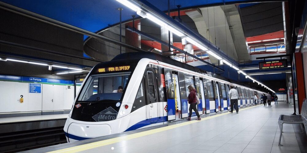 Tren de la Línea 6 del Metro de Madrid entrando en la estación