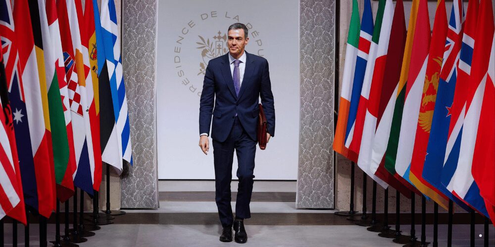 Presidente Pedro Sánchez durante su comparecencia en París, hablando sobre Venezuela