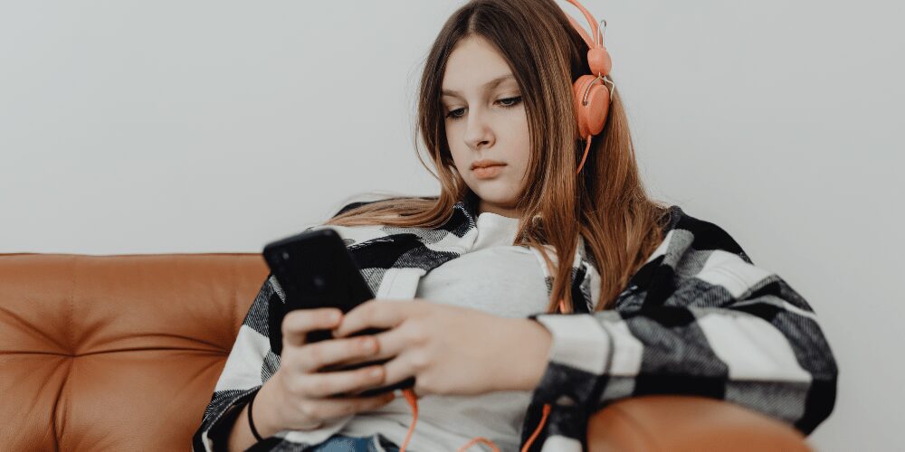 niña con acceso a las redes sociales