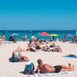 Cómo aprovechar el efecto refugio turístico en España para viajar seguro este verano sin pagar de más (según Exceltur)