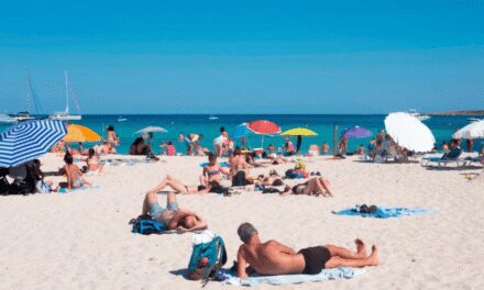 Cómo aprovechar el efecto refugio turístico en España para viajar seguro este verano sin pagar de más (según Exceltur)