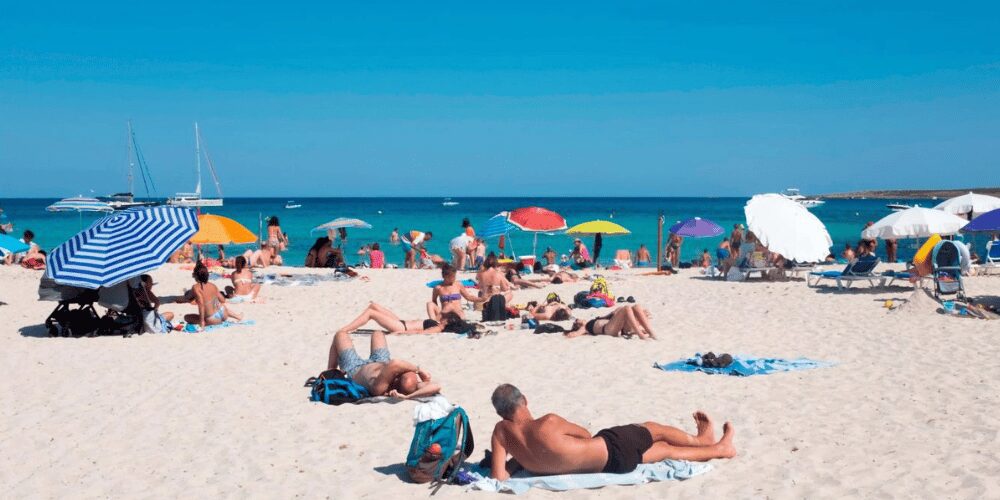 Cómo aprovechar el efecto refugio turístico en España para viajar seguro este verano sin pagar de más (según Exceltur)